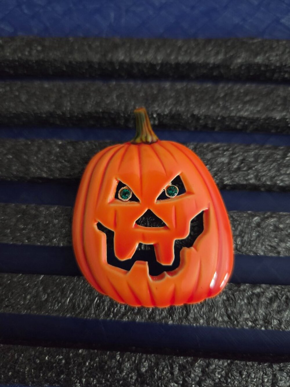 vintage signed JJ Jonette jewelry evil smiling Jack o lantern pumpkin brooch